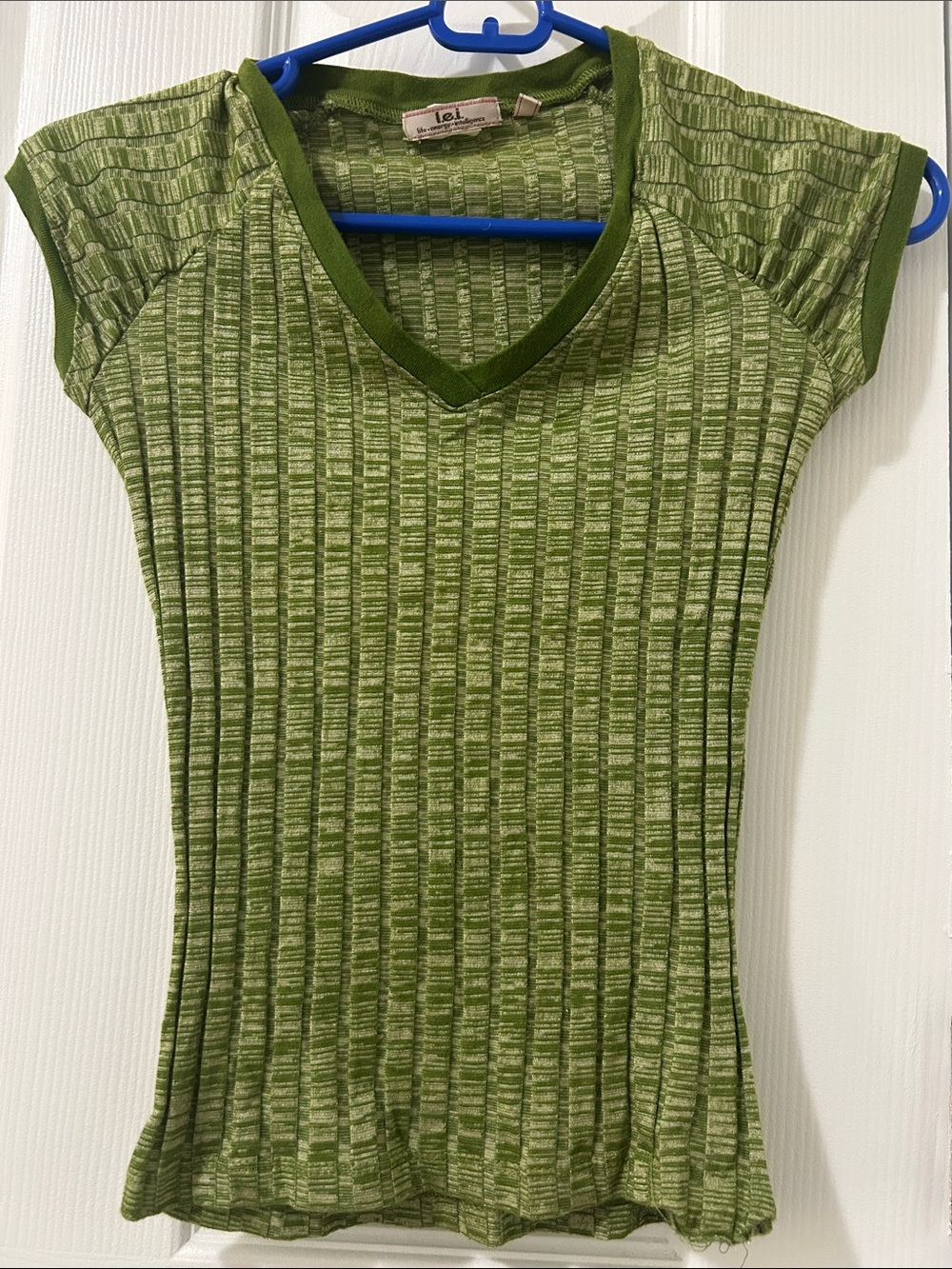 lei Olive Green Ribbed V‑Neck Short Sleeve Top Vintage